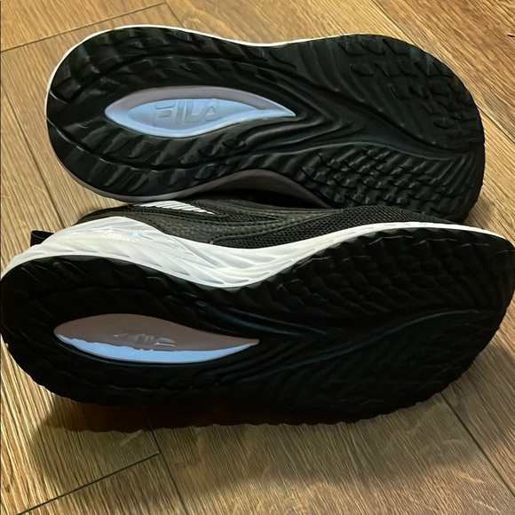 Fila Energized  Women’s Black Sneakers - Picture 6 of 8